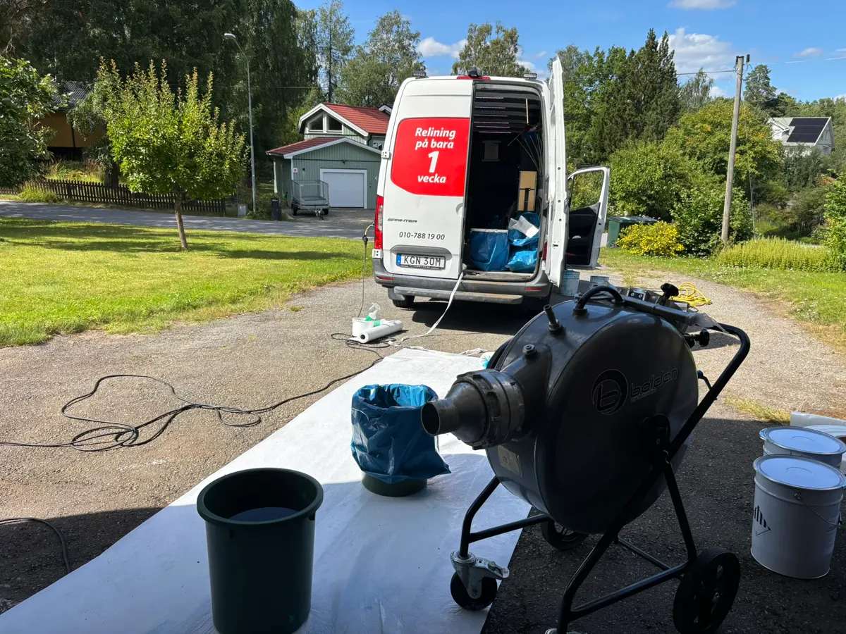 Härdplast blandas för relining
