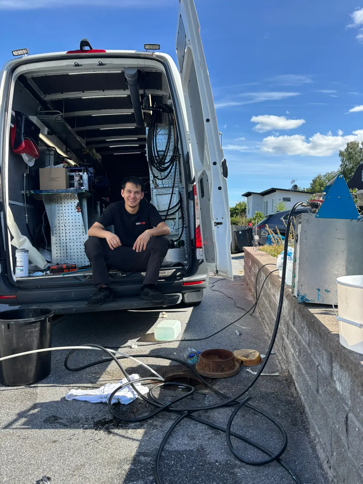 VVStryggs tekniker vid servicebilen