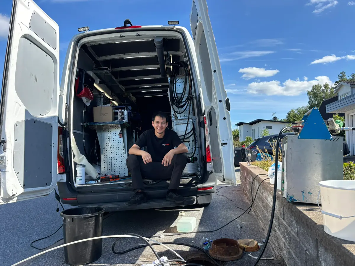 VVStryggs tekniker vid avloppsarbete