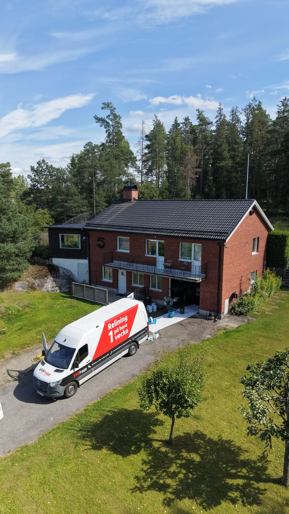VVStryggs servicebil vid villa i Mälardalen